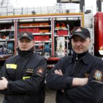 26.02.2016 Kielce. Straż pożarna. Wóz ratownictwa technicznego. Kapitan Mateusz Czarnecki i starszy ogniomistrz Andrzej Michalski. / Jarosław Kubalski / Radio Kielce