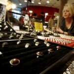 27.02.2016 Kielce. LVIII Giełda Minerałów, Skamieniałości i Wyrobów Jubilerskich. / Jarosław Kubalski / Radio Kielce