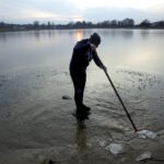 27.02.2016 Umer. W zalewie kąpały się morsy z gminy Zagnańsk. Trzeba najpier było usunąć lód. / Jarosław Kubalski / Radio Kielce