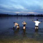 27.02.2016 Umer. W zalewie kąpały się morsy z gminy Zagnańsk. / Jarosław Kubalski / Radio Kielce