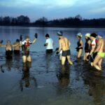 27.02.2016 Umer. W zalewie kąpały się morsy z gminy Zagnańsk. / Jarosław Kubalski / Radio Kielce