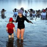 27.02.2016 Umer. W zalewie kąpały się morsy z gminy Zagnańsk. / Jarosław Kubalski / Radio Kielce