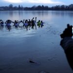 27.02.2016 Umer. W zalewie kąpały się morsy z gminy Zagnańsk. / Jarosław Kubalski / Radio Kielce