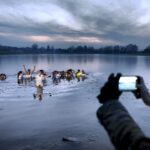 27.02.2016 Umer. W zalewie kąpały się morsy z gminy Zagnańsk. / Jarosław Kubalski / Radio Kielce