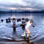 27.02.2016 Umer. W zalewie kąpały się morsy z gminy Zagnańsk. / Jarosław Kubalski / Radio Kielce