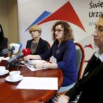 26.02.2016 Kielce. Rzecznik prasowy wojewody Diana Głownia, naczelnik IPN Dorota Koczwańska-Kalita, wojewoda Agata Wojtyszek i Katarzyna Telka, wydział Kultury i Sportu UM podczas konferencji na temat obchodów Dnia Żołnierzy Wyklętych. / Jarosław Kubalski / Radio Kielce