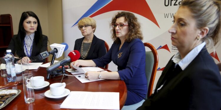 26.02.2016 Kielce. Rzecznik prasowy wojewody Diana Głownia, naczelnik IPN Dorota Koczwańska-Kalita, wojewoda Agata Wojtyszek i Katarzyna Telka, wydział Kultury i Sportu UM podczas konferencji na temat obchodów Dnia Żołnierzy Wyklętych. / Jarosław Kubalski / Radio Kielce