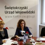 26.02.2016 Kielce. Rzecznik prasowy wojewody Diana Głownia, naczelnik IPN Dorota Koczwańska-Kalita, wojewoda Agata Wojtyszek i Katarzyna Telka, wydział Kultury i Sportu UM podczas konferencji na temat obchodów Dnia Żołnierzy Wyklętych. / Jarosław Kubalski / Radio Kielce