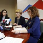 26.02.2016 Kielce. Rzecznik prasowy wojewody Diana Głownia, naczelnik IPN Dorota Koczwańska-Kalita, wojewoda Agata Wojtyszek i Katarzyna Telka, wydział Kultury i Sportu UM podczas konferencji na temat obchodów Dnia Żołnierzy Wyklętych. / Jarosław Kubalski / Radio Kielce
