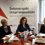 26.02.2016 Kielce. Rzecznik prasowy wojewody Diana Głownia, naczelnik IPN Dorota Koczwańska-Kalita, wojewoda Agata Wojtyszek i Katarzyna Telka, wydział Kultury i Sportu UM podczas konferencji na temat obchodów Dnia Żołnierzy Wyklętych. / Jarosław Kubalski / Radio Kielce