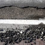 25.02.2016 Kielce. Dziura w jezdni na skrzyżowaniu ulic Łódzkiej i Olszewskiego. / Jarosław Kubalski / Radio Kielce