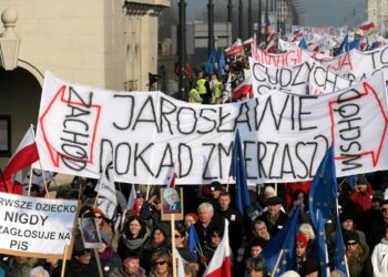 27.02.2016 Warszawa. Manifestacja KOD w obronie Lecha Wałęsy / Kuba Atys / Agencja Gazeta