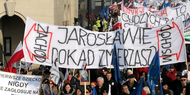 27.02.2016 Warszawa. Manifestacja KOD w obronie Lecha Wałęsy / Kuba Atys / Agencja Gazeta