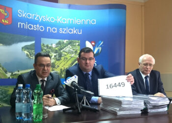 Od lewej: przewodniczący Rady Gospodarczej w Skarżysku Janusz Gruszczyński, Prezydent Skarżyska Konrad Kronig i dyrektor kieleckiego oddziału GDDKiA Krzysztof Strzelczyk / Krzysztof Żołądek / Radio Kielce