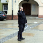 1.2.106 Kielce. Członkowie Komitetu referendalnego, po konferencji prasowej, złożyli wniosek o referendum w Urzędzie Miasta i u Komisarza Wyborczego przy Urzędzie Wojewódzkim. / Wojciech Habdas / Radio Kielce