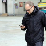 1.2.106 Kielce. Członkowie Komitetu referendalnego, po konferencji prasowej, złożyli wniosek o referendum w Urzędzie Miasta i u Komisarza Wyborczego przy Urzędzie Wojewódzkim. / Wojciech Habdas / Radio Kielce