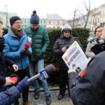 1.2.106 Kielce. Członkowie Komitetu referendalnego, po konferencji prasowej, złożyli wniosek o referendum w Urzędzie Miasta i u Komisarza Wyborczego przy Urzędzie Wojewódzkim. / Wojciech Habdas / Radio Kielce