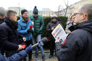 1.2.106 Kielce. Członkowie Komitetu referendalnego, po konferencji prasowej, złożyli wniosek o referendum w Urzędzie Miasta i u Komisarza Wyborczego przy Urzędzie Wojewódzkim. / Wojciech Habdas / Radio Kielce