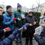 1.2.106 Kielce. Członkowie Komitetu referendalnego, po konferencji prasowej, złożyli wniosek o referendum w Urzędzie Miasta i u Komisarza Wyborczego przy Urzędzie Wojewódzkim. / Wojciech Habdas / Radio Kielce