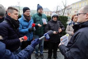 1.2.106 Kielce. Członkowie Komitetu referendalnego, po konferencji prasowej, złożyli wniosek o referendum w Urzędzie Miasta i u Komisarza Wyborczego przy Urzędzie Wojewódzkim. / Wojciech Habdas / Radio Kielce