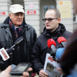 1.2.106 Kielce. Członkowie Komitetu referendalnego, po konferencji prasowej, złożyli wniosek o referendum w Urzędzie Miasta i u Komisarza Wyborczego przy Urzędzie Wojewódzkim. / Wojciech Habdas / Radio Kielce