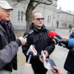 1.2.106 Kielce. Członkowie Komitetu referendalnego, po konferencji prasowej, złożyli wniosek o referendum w Urzędzie Miasta i u Komisarza Wyborczego przy Urzędzie Wojewódzkim. / Wojciech Habdas / Radio Kielce