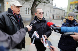 1.2.106 Kielce. Członkowie Komitetu referendalnego, po konferencji prasowej, złożyli wniosek o referendum w Urzędzie Miasta i u Komisarza Wyborczego przy Urzędzie Wojewódzkim. / Wojciech Habdas / Radio Kielce