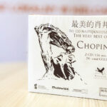 1.2.2016 Kielce. Przedmioty przeznaczone na licytację podczas Trzeciego Świętokrzyskiego Balu Filantropów. "Chopin - to, co najpiękniejsze. The very best of Chopin" – wyjątkowy zestaw 2 płyt CD pokrytych 24-karatowym złotem z piękną muzyką Fryderyka Chopina, podarowany przez pana Cypriana Kowalczyka / Wojciech Habdas / Radio Kielce