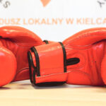 1.2.2016 Kielce. Przedmioty przeznaczone na licytację podczas Trzeciego Świętokrzyskiego Balu Filantropów. Rękawice bokserskie z autografem Krzysztofa „Diablo”Włodarczyka i Krzysztofa Głowackiego przekazane przez Agnieszkę iBertusa Servaas (VIVE Textile Recycling) / Wojciech Habdas / Radio Kielce