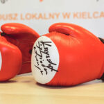 1.2.2016 Kielce. Przedmioty przeznaczone na licytację podczas Trzeciego Świętokrzyskiego Balu Filantropów. Rękawice bokserskie z autografem Krzysztofa „Diablo”Włodarczyka i Krzysztofa Głowackiego przekazane przez Agnieszkę iBertusa Servaas (VIVE Textile Recycling) / Wojciech Habdas / Radio Kielce
