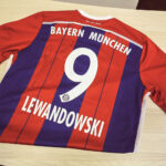 1.2.2016 Kielce. Przedmioty przeznaczone na licytację podczas Trzeciego Świętokrzyskiego Balu Filantropów. Koszulka Roberta Lewandowskiego z autografem tego popularnegopiłkarza przekazane przez Agnieszkę i Bertusa Servaas (VIVE TextileRecycling) / Wojciech Habdas / Radio Kielce