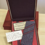 1.2.2016 Kielce. Przedmioty przeznaczone na licytację podczas Trzeciego Świętokrzyskiego Balu Filantropów. Krawat, który otrzymał Przewodniczący Rady Europejskiej DonaldTusk podczas Szczytu G20 w Turcji w 2015 r. – przekazany nalicytację przez Przewodniczącego Rady Europejskiej Donalda Tuska / Wojciech Habdas / Radio Kielce