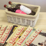 1.2.2016 Kielce. Przedmioty przeznaczone na licytację podczas Trzeciego Świętokrzyskiego Balu Filantropów. „Zestaw kibica”: biało-czerwone nalewki w szkle z lat 80-tych oraz 11 egzemplarzy „Piłki Nożnej” z lat 1983-1987 – przedmioty przekazane przez panią Karolinę Jarosz / Wojciech Habdas / Radio Kielce