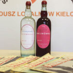 1.2.2016 Kielce. Przedmioty przeznaczone na licytację podczas Trzeciego Świętokrzyskiego Balu Filantropów. N/z Zestaw Kibica, podarowany przez panią Karolinę Jarosz na który składa się biało-czerwony alkohol w szkle z lat 80-tych, oraz egzemplarze magazynu "Piłka nożna" z lat 1983-1987. / Wojciech Habdas / Radio Kielce