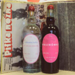 1.2.2016 Kielce. Przedmioty przeznaczone na licytację podczas Trzeciego Świętokrzyskiego  Balu Filantropów. N/z Zestaw Kibica, podarowany przez panią Karolinę Jarosz na który składa się biało-czerwony alkohol w szkle z lat 80-tych, oraz egzemplarze magazynu "Piłka nożna" z lat 1983-1987. / Wojciech Habdas / Radio Kielce