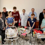 2.2.2016 Kielce. Mikołaj, Hubert i Albert, trojaczki, zostały dziś wypisane do domu. Chłopcy urodzili 30 grudnia 2015 roku. / Wojciech Habdas / Radio Kielce