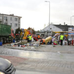 2.2.2016 Kielce. Wywrócona ciężarówka  na rondzie, łączącym ulicę Batalionów Chłopskich i 1 Maja / Wojciech Habdas / Radio Kielce