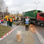 2.2.2016 Kielce. Wywrócona ciężarówka  na rondzie, łączącym ulicę Batalionów Chłopskich i 1 Maja / Wojciech Habdas / Radio Kielce