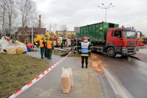 2.2.2016 Kielce. Wywrócona ciężarówka na rondzie, łączącym ulicę Batalionów Chłopskich i 1 Maja / Wojciech Habdas / Radio Kielce