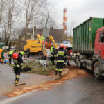 2.2.2016 Kielce. Wywrócona ciężarówka  na rondzie, łączącym ulicę Batalionów Chłopskich i 1 Maja / Wojciech Habdas / Radio Kielce
