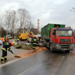 2.2.2016 Kielce. Wywrócona ciężarówka  na rondzie, łączącym ulicę Batalionów Chłopskich i 1 Maja / Wojciech Habdas / Radio Kielce
