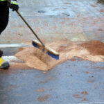 2.2.2016 Kielce. Wywrócona ciężarówka  na rondzie, łączącym ulicę Batalionów Chłopskich i 1 Maja / Wojciech Habdas / Radio Kielce