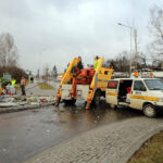 2.2.2016 Kielce. Wywrócona ciężarówka  na rondzie, łączącym ulicę Batalionów Chłopskich i 1 Maja / Wojciech Habdas / Radio Kielce