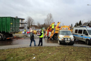 2.2.2016 Kielce. Wywrócona ciężarówka na rondzie, łączącym ulicę Batalionów Chłopskich i 1 Maja / Wojciech Habdas / Radio Kielce