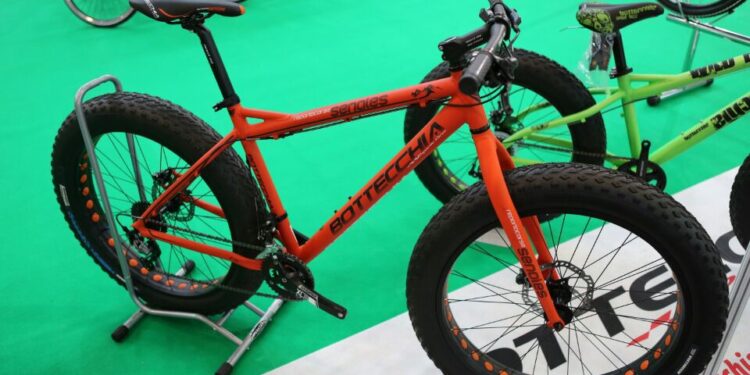 Pokazy trików na BMX-ach w kieleckiej galerii - Radio Kielce 24.09.2015. 6. Międzynarodowe Targi Rowerowe BIKE-EXPO / Wojciech Habdas / Radio Kielce