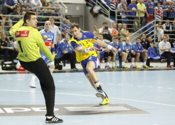 3. kolejka Ligi Mistrzów piłkarzy ręcznych: mecz Orlen Wisła Płock - Vive Targi Kielce Marin Šego / Kamil Król / Radio Kielce