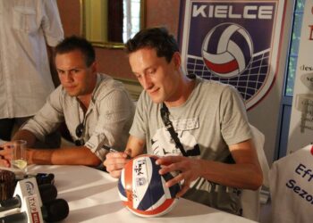 Piłkę podpisuje Sławomir Jungiewicz / Kamil Król / Radio Kielce