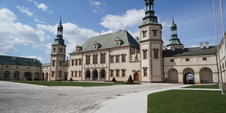 14.04.2015 Pałac BiskupĻw Krakowskich - Muzeum Nardowe w Kielcach - wiosna / Stanisław Blinstrub / Radio Kielce