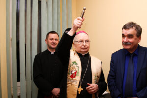 22.02.2015. Otwarcie Biura Poselskiego Bogdana Latosińskiego. Bp. Kazimierz Ryczan / Stanisław Blinstrub / Radio Kielce