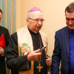 22.02.2015. Otwarcie Biura Poselskiego Bogdana Latosińskiego. Bp. Kazimierz Ryczan / Stanisław Blinstrub / Radio Kielce
